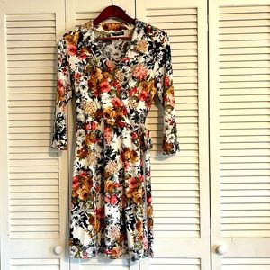 Cute dress with three quarter sleeves. Brand is Star Vixen.